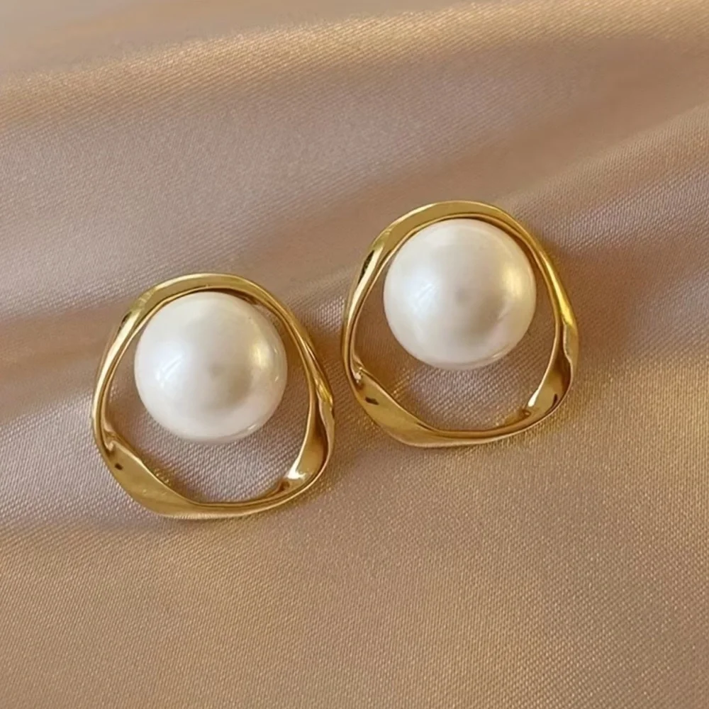 Elegant Gold and Pearl Earrings